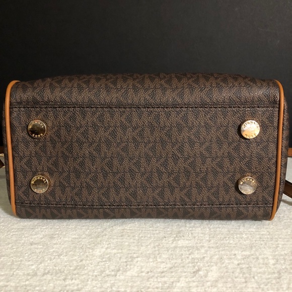🎊 Michael Kors Signature Crossbody Bag 🎊 - Picture 6 of 11